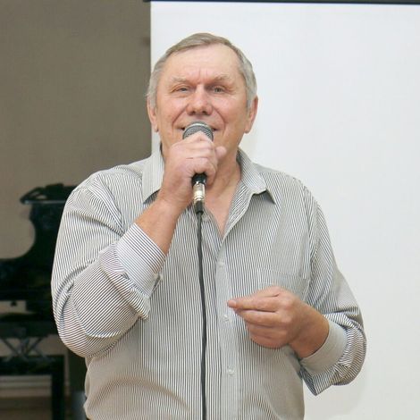 Поёт Валерий Ознобихин.
