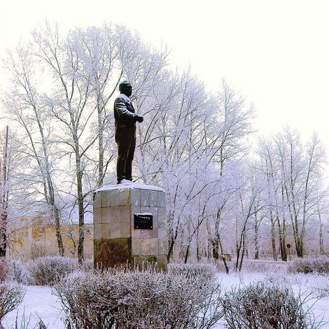 Памятник Артему. Скульптор Клюев. Фото К.Г. Ознобихина.