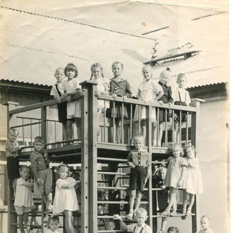Детский садик пос. Ключи, фото около 1957 года. На самом верху пирамиды Галя Корчан. Фото из архива Корчан Г.А.