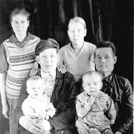 Стриганов К.Г. с семьей. фото нач. 1940 года