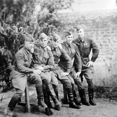 Панов Н.А. (слева) с группой курсантов.