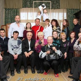 Первое заседание фотоклуба «Пилигримы» с эмблемой клуба, крайний слева – президент клуба Владимир Мартынов.