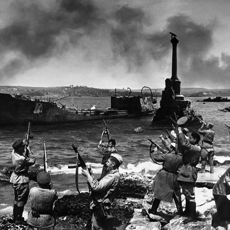 Советские солдаты салютуют в честь освобождения Севастополя. Май 1944.