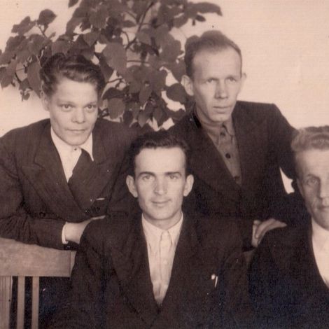 В.С. Никитин (сидит слева) с коллгеми-учителями.