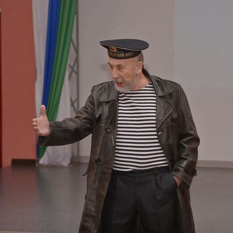 В образе революционного матроса - Сергей Ознобихин на открытии своей персональной фотовыставки Путь пилигрима в 2019-м году. ГЦД Горняк.