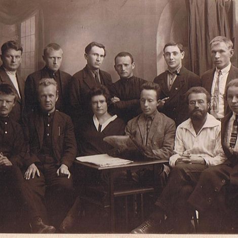 Шилкин Д. Е. в академии имени Н. К. Крупской. Москва. Стоит 1-й слева. 2-я пол. 1920-х годов