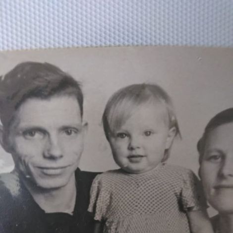 Корчан Алексей Федорович с дочкой Галей и женой. Фото около 1954 года из архива Корчан Галины Алексеевны