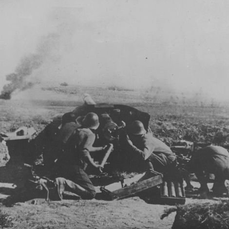 Румынские артиллеристы ведут огонь из  противотанковой пушки  во время боя в Крыму. 27.03.1944.