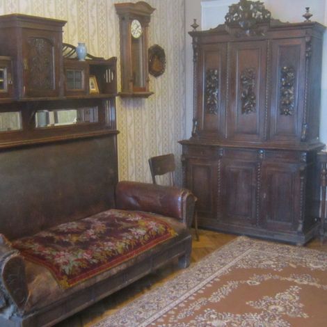 Диван, буфет, зеркало и часы. Выставка «Живая старина» в Артемовском историческом музее.