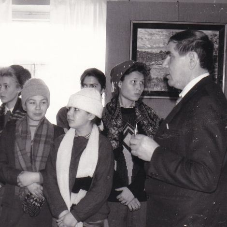 Группа учащихся УПК в музее на «Осеннем вернисаже». 1990-е гг.