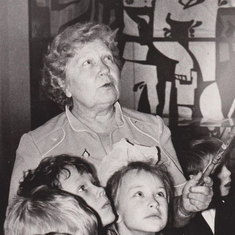 Мартынова О.М. во время экскурсии со школьниками в Артемовском историческом музее. 1980-е гг.