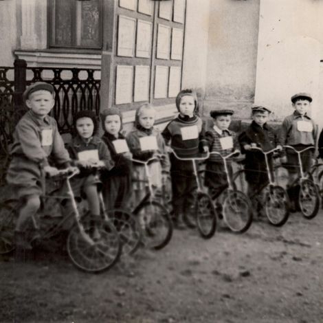 Дети на велосипедах. Артемовский, детсад №17, 1959 г.