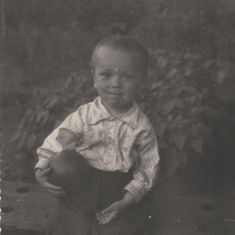 Из коллекции Хорьковой Л.В. Мальчик с мячом