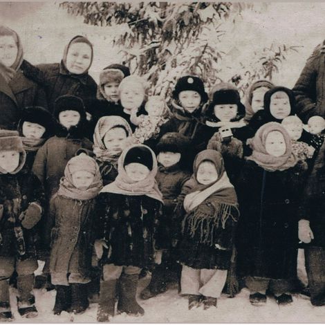 Детсад в с. Мироново. 1940-50-е гг. Фото из семьи Мантурова Михаила Павловича