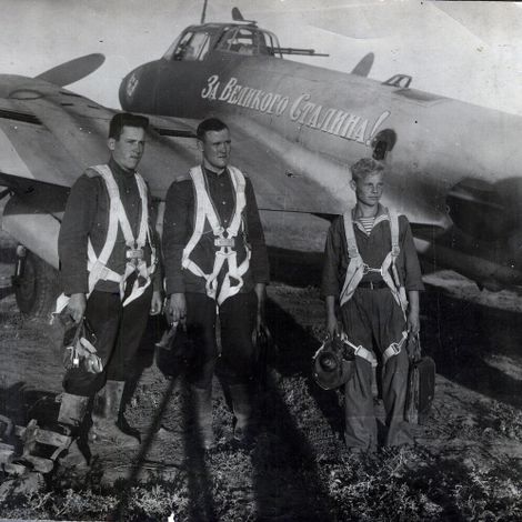 Экипаж пикирующего бомбардировщика Пe-2 За великого Сталина 40-го бомбардировочного авиаполка Черноморского флота после выполнения боевого задания. Крым, май 1944 г.