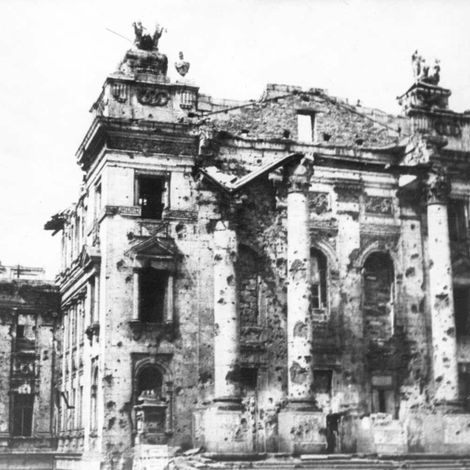 Посеченный снарядами фасад cевастопольского Дворца пионеров после освобождения города. Май 1944.