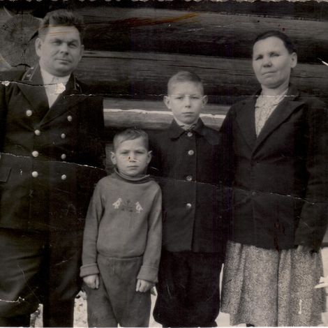 1.Бабкин В.Е. с родителями и братом Александром. 1940-е гг.