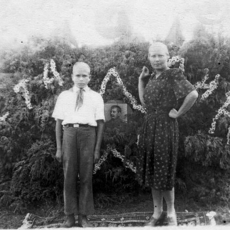 Мартынова Ольга Марковна, ст. воспитатель в пионерском лагере «Сокол», с братом Аникиным Александром Ивановичем. Лето 1951 г.
