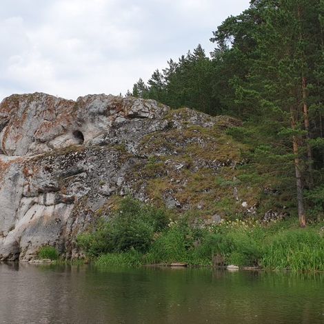 Скала Сфинкс или Дыроватый камень на реке Реж. Мироново.