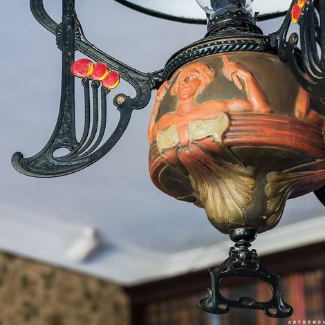 Фрагмент лампы в стиле модерн в доме Чехова.