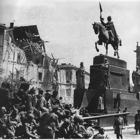 Бойцы 63-й гвардейской Челябинской танковой бригады на Вацлавской площади Праги.