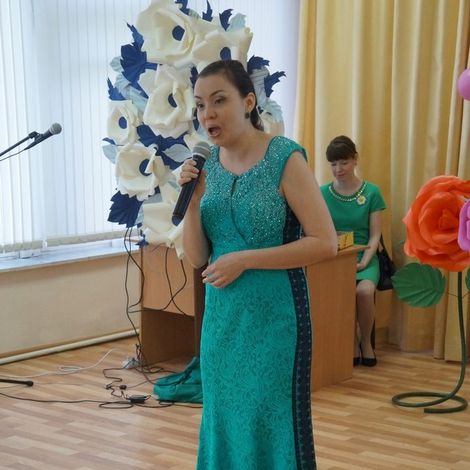 Арии исполняет Инна Замараева.