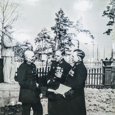 Почетные шахтеры Гостеев, Костромин С.А., Нацибуллин Минзагир (слева направо).