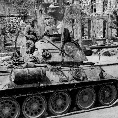 Танк Т-34 в на улице освобожденного Севастополя. Май 1944.