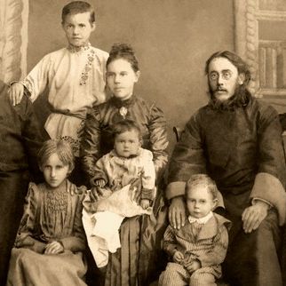Священномученик Иоанн Шишов с семьей (2-й справа).