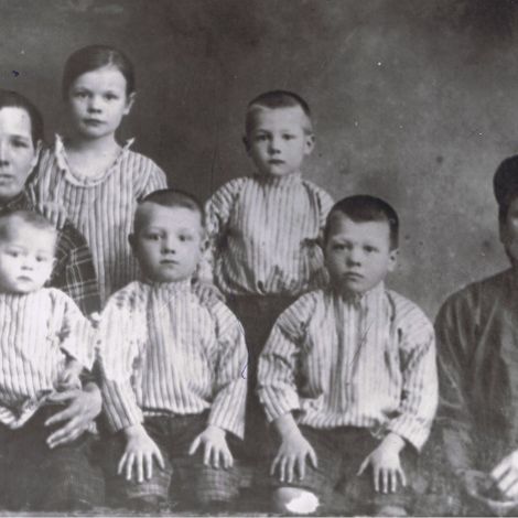 Скутин Яков Андреевич с семьей. Репрессирован в 1938 г.