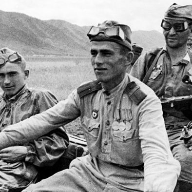 Колонна советских мотоциклистов на американских мотоциклах Харлей-Дэвидсон на марше в Маньчжурии.