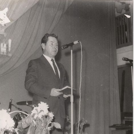 1.Бабкин В.Е. выступает с приветствием. Фото 1970-80-х гг.