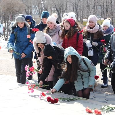 Возложение цветов к памятнику Артему в г. Артем Приморского края.