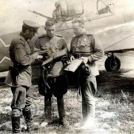 Командир эскадрильи капитан Старченков и капитан Морозов докладывают начальнику.