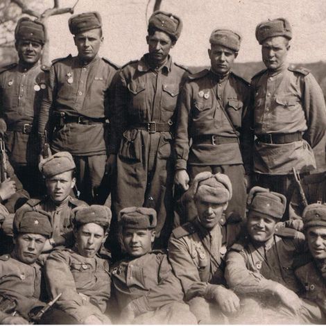 Воробьев С.П. с боевыми товарищами (справа внизу, сидит).
