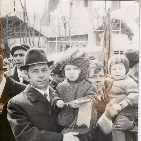 5. Бабкин В.Е.  на праздничной демонстарции с сыном Фото около 1974г.