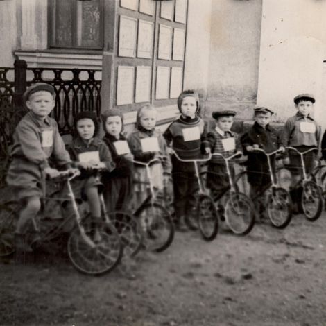 Соревнования велосипедистов. Детсад №17. г.Артемовский 1959г. Из коллекции Деевой В.И.