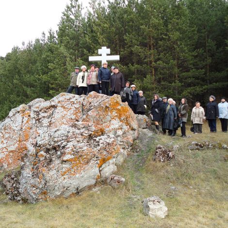 Крест-памятник расстрелянным священникам в с. Мироново.