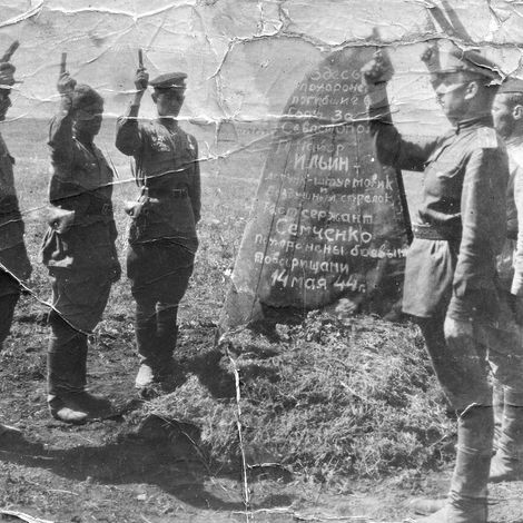 Салют на могиле боевых товарищей-летчиков, погибших под Севастополем 24 апреля 1944 г. 14.05.1944.