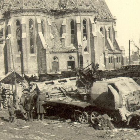 Советские солдаты осматривают брошенную технику в Будапеште. Источник ЦАМО РФ.