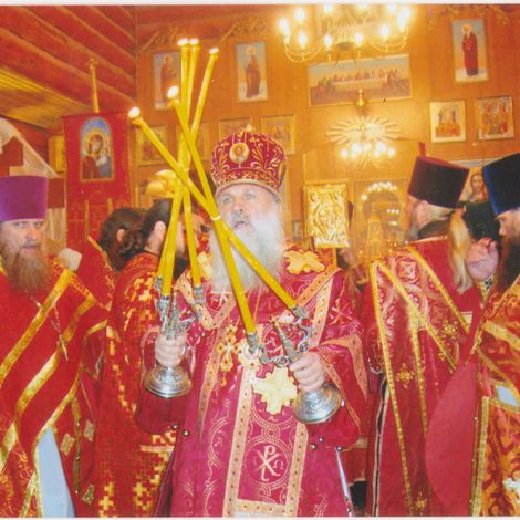 Архиепископ Викентий в момент освящения храма.