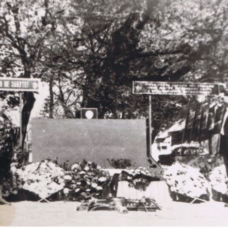 Село Вотылевка. Родные у Братской могилы. Фото 1970-х годов