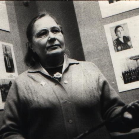 Мартынова  О.М. во время экскурсии в музее. 1980-е годы.