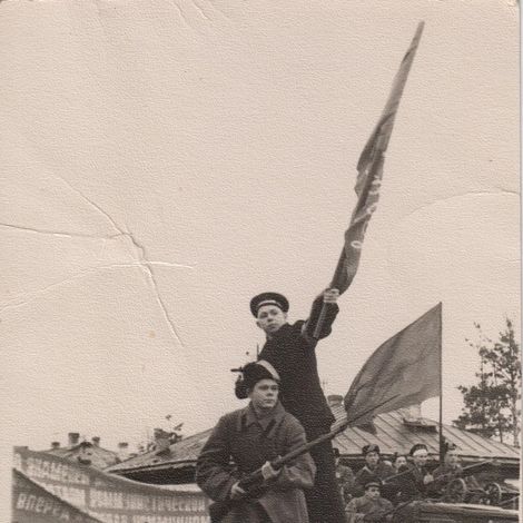 В.Е. Бабкин стоит со знаменем. Ученик школы № 2, ноябрь 1957 года.