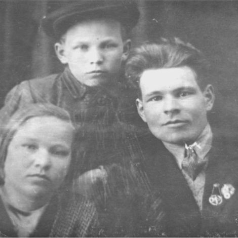 Спицын Спиридон со старшим братом Яковом и сестрой Анной. 1930-е гг.