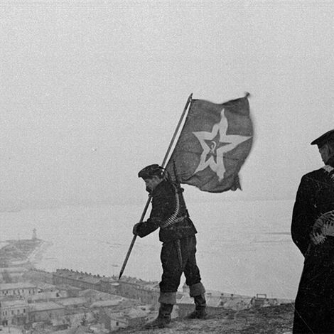 Советские морские пехотинцы устанавливают корабельный гюйс на самой высокой точке Керчи горе Митридат. Крым. Апрель 1944.
