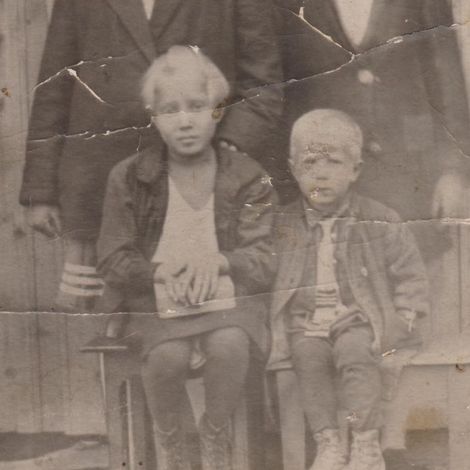 Мартынова Ольга Марковна слева . 6 лет. Ирбитский район. детсад 1929г.