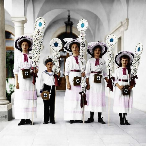 Дети царской семьи Романовых на празднике &laquo;Белого цветка&raquo;.