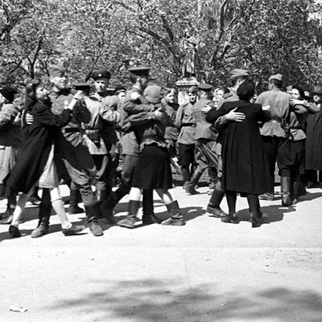 Танцы на улице Вены по случаю праздника Победы. 1945 г.