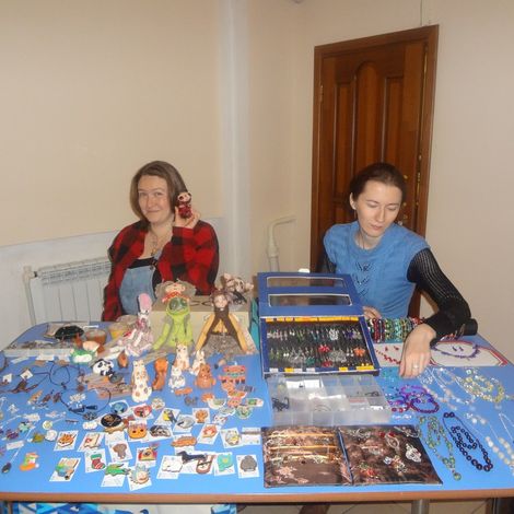 Варвара Гагарская и Ольга Налимова с авторскими сувенирами и украшениями на Ночи искусств 2018.